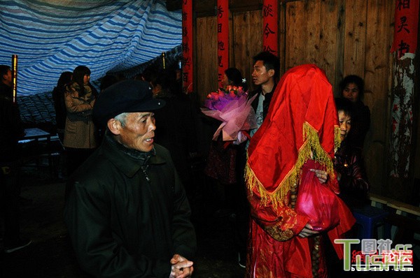 小山村新娘出嫁 传统婚俗真霸气