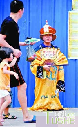 街头清扫不净的卖肉 让人唾弃