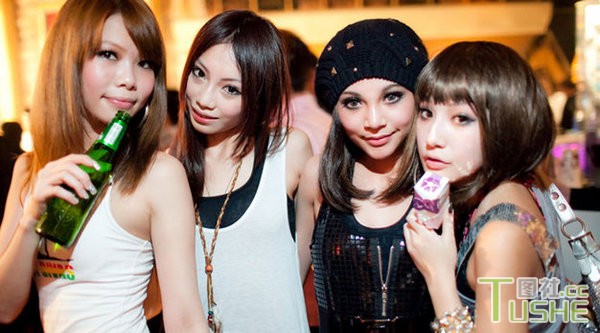 驴友泡吧实拍台湾夜店里的美女