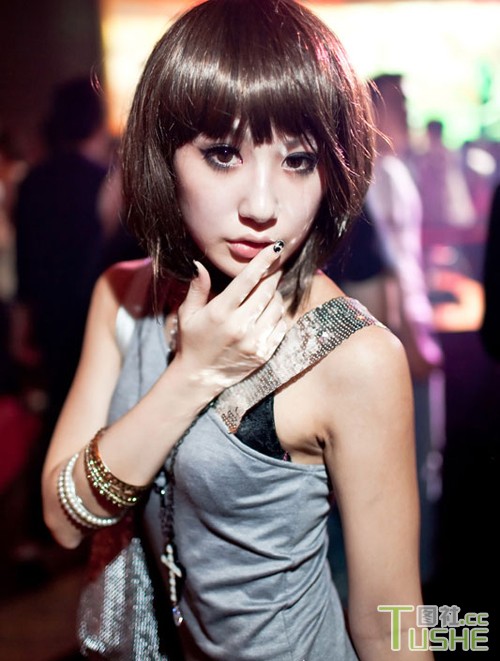 驴友泡吧实拍台湾夜店里的美女