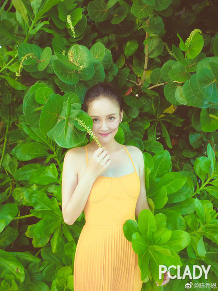 陈乔恩外出度假心情大好 穿小礼裙露迷人锁骨