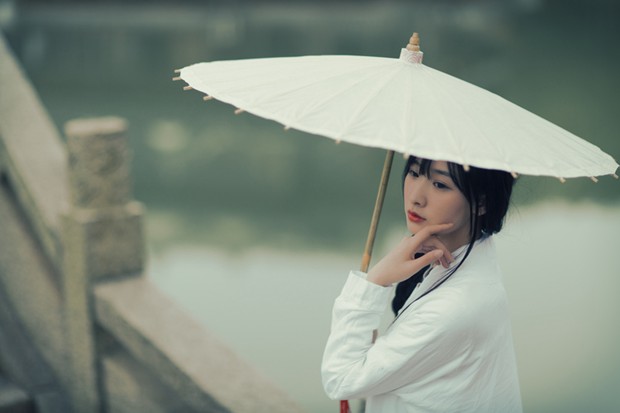 撑伞的小女孩