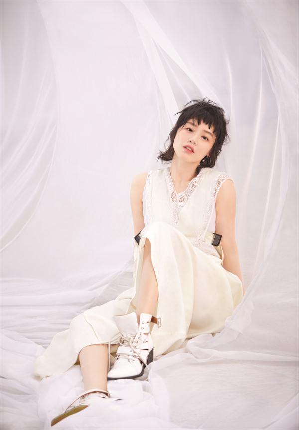 马思纯不规则短发造型登封面 叛逆又温驯极具风情