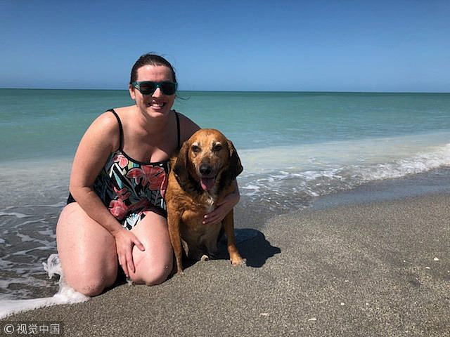 美国遭遗弃狗狗身患癌症 新主人帮其实现“遗愿清单”