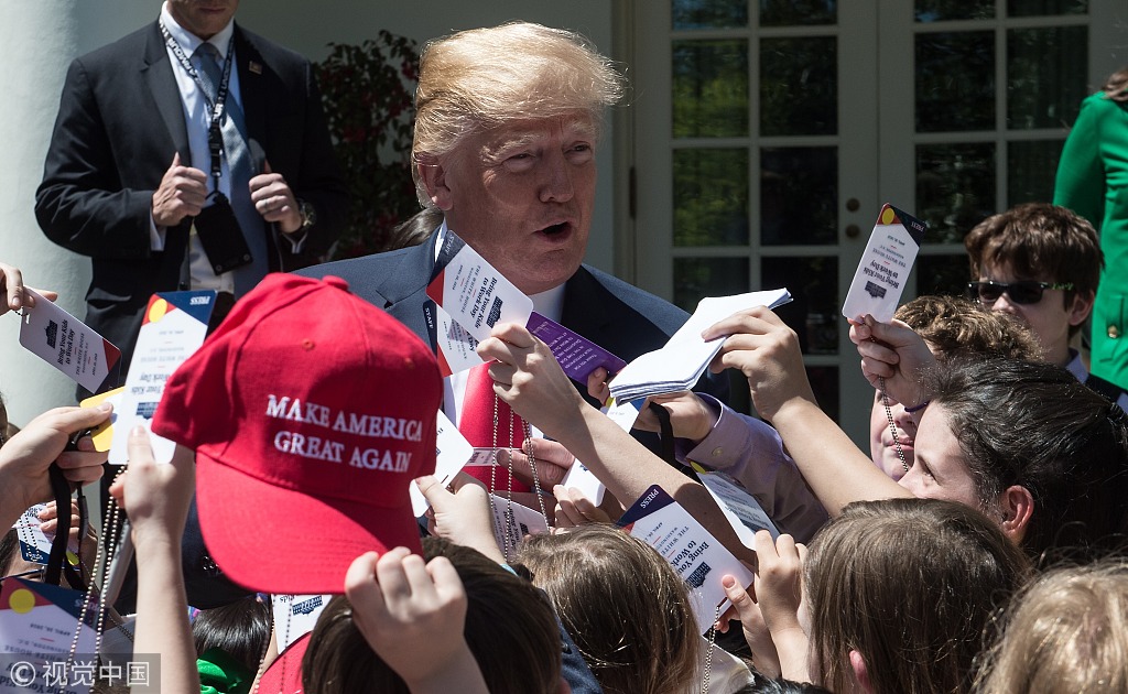 白宫举办“带孩子上班日” 特朗普被“熊孩子”包围