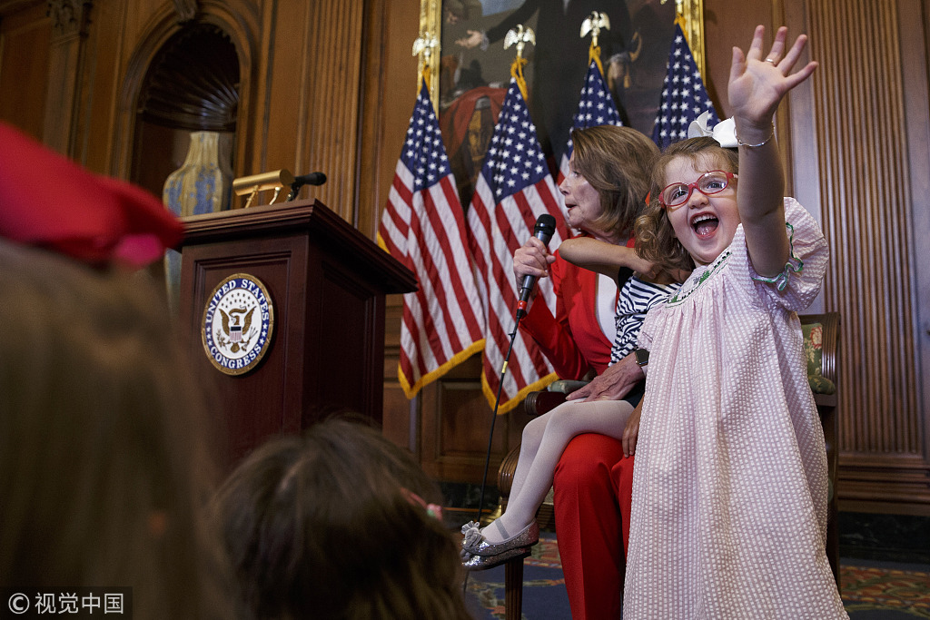 白宫举办“带孩子上班日” 特朗普被“熊孩子”包围