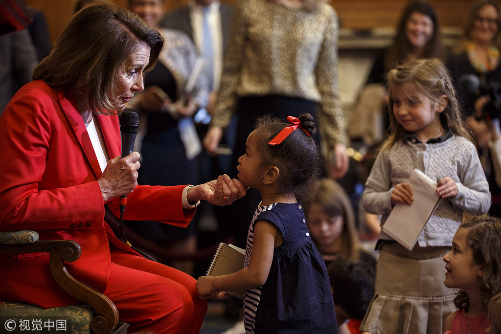白宫举办“带孩子上班日” 特朗普被“熊孩子”包围
