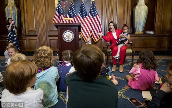 白宫举办“带孩子上班日” 特朗普被“熊孩子”包围