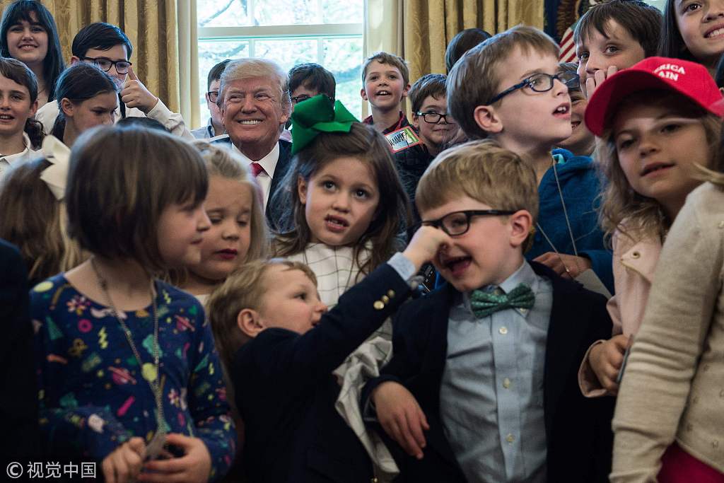 白宫举办“带孩子上班日” 特朗普被“熊孩子”包围
