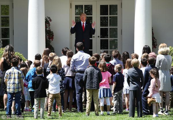 白宫举办“带孩子上班日” 特朗普被“熊孩子”包围