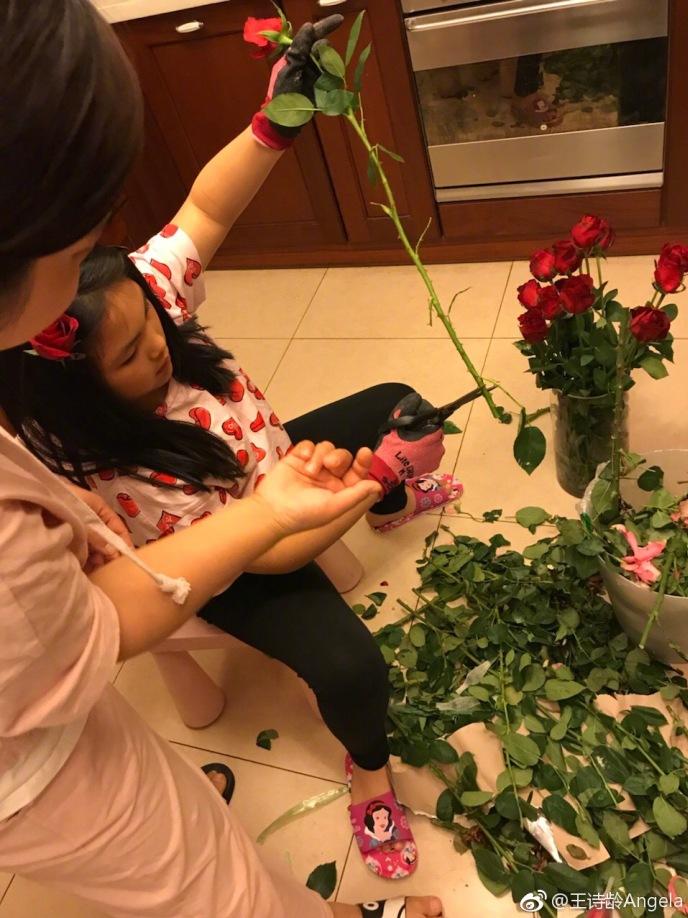 李湘晒王诗龄插花照 耳别玫瑰五官秀美人比花娇4