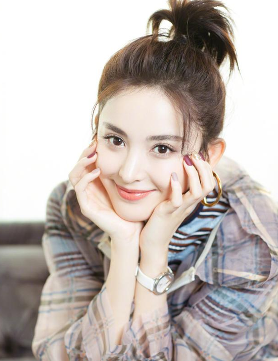 古力娜扎晒照贴美甲片让人赏心悦目