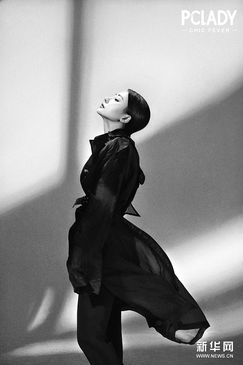 柳岩黑白复古写真曝光 造型帅气演绎摩登时尚